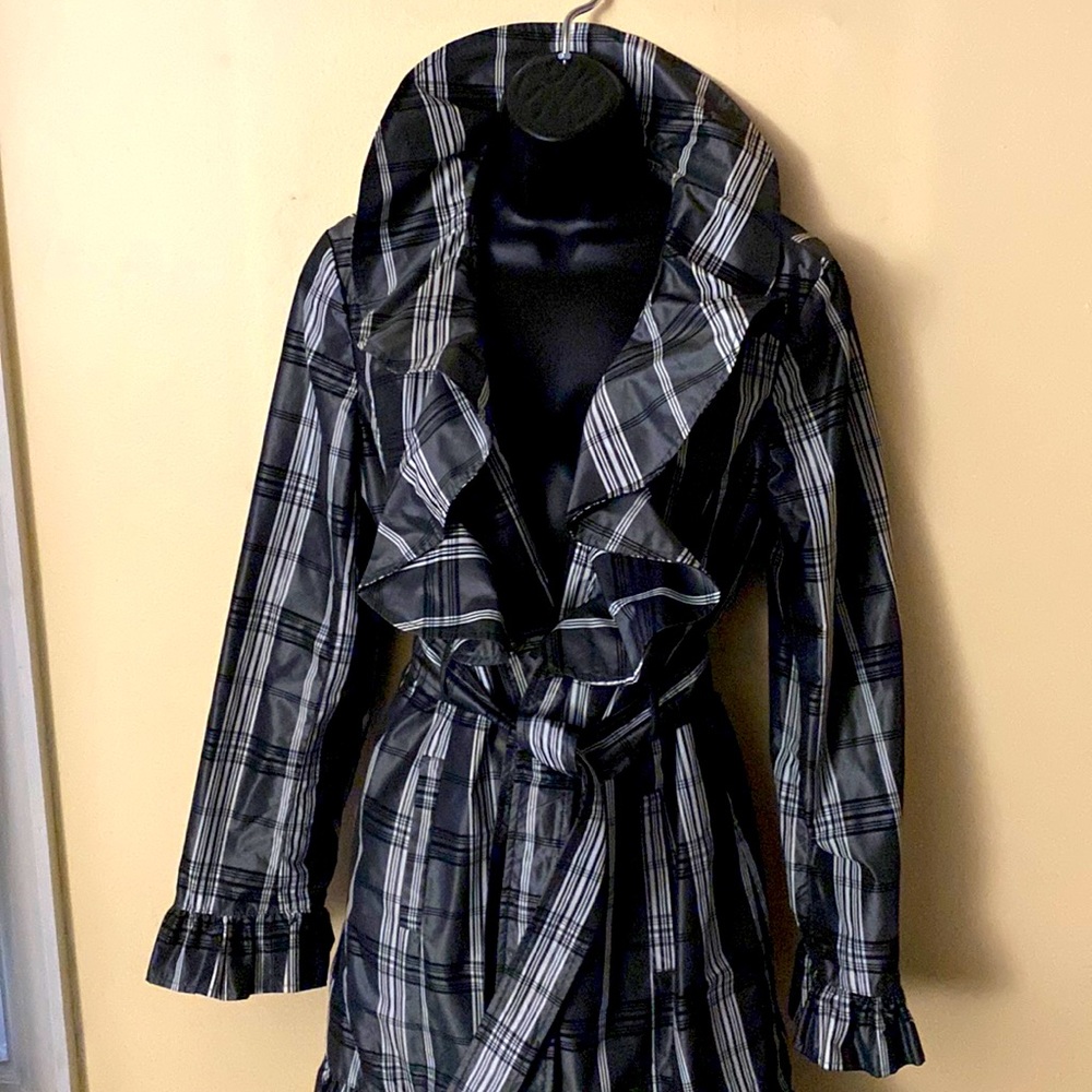 Ruffled collar Grey/white/black plaid,  Kenar belted trench coat, size Large.